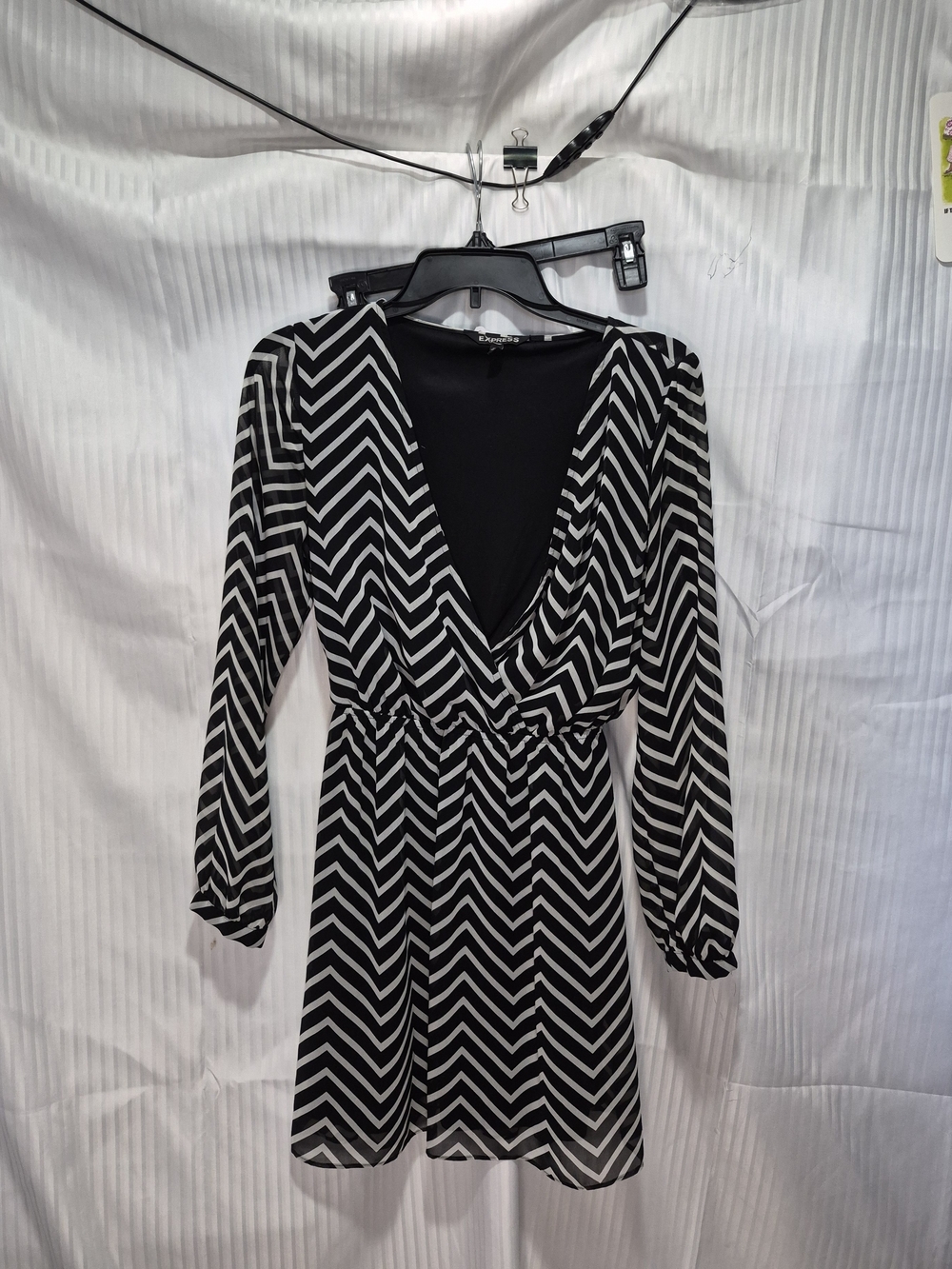 Express Black & White Chevron Long Sleeve Deep V-Neck Dress Size XS